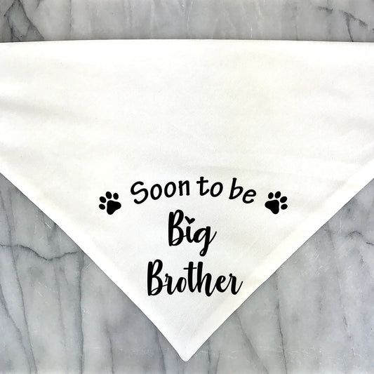Bandana pour chien blanc avec inscription Soon to be Big Brother et motifs pattes noires