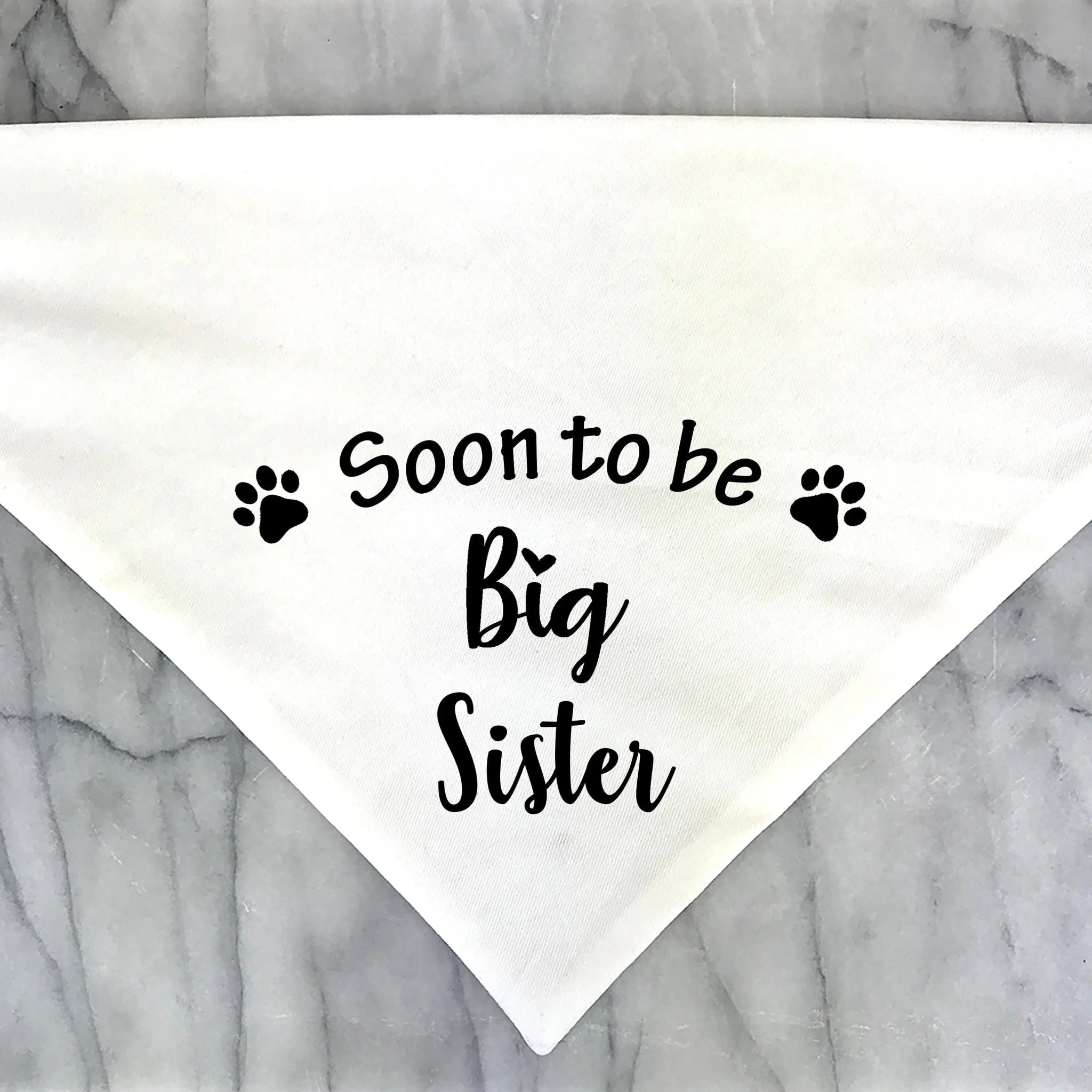 Bandana pour chien blanc avec l'inscription Soon to be Big Sister et motifs de pattes noires