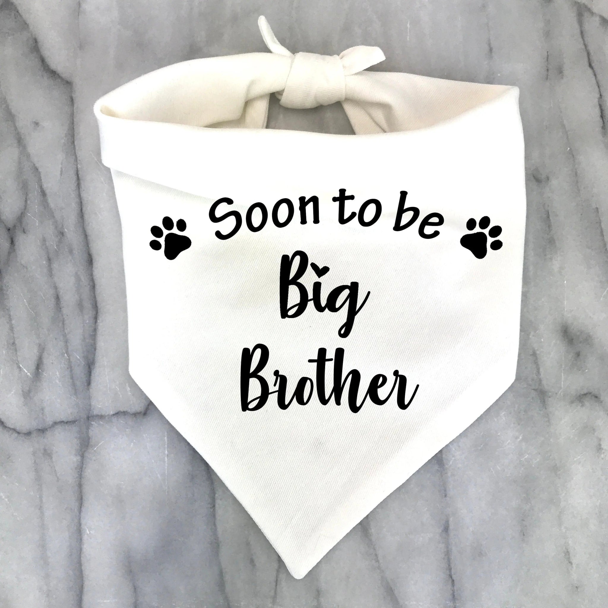 Bandana pour chien blanc avec inscription Soon to be Big Brother et pattes noires