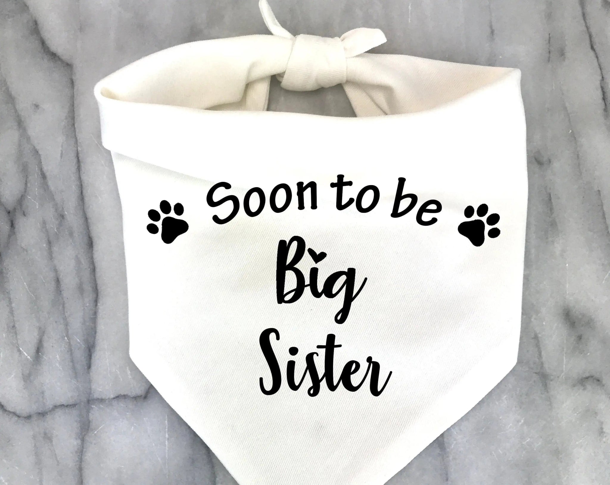 Bandana pour chien blanc avec texte Soon to be Big Sister et motifs de pattes noires