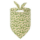 Bandana pour chien vert avec motif fleurs blanches jaunes noué style Oscar et Plume