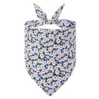 Bandana pour chien Oscar et Plume avec motif fleurs blanches jaunes sur fond lilas
