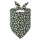 Bandana pour chien Oscar et Plume avec motif fleurs blanches jaunes sur fond vert foncé