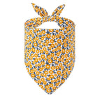 Bandana pour chien à fleurs jaunes et blanches avec fond bleu fabriqué par Oscar et Plume