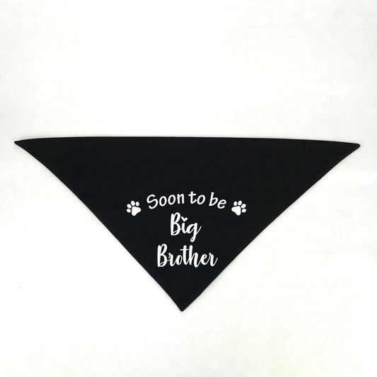 bandana pour chien noir avec texte blanc Soon to be Big Brother et pattes de chien