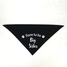 Bandana pour chien noir Oscar et Plume avec inscription Soon to be Big Sister blanc