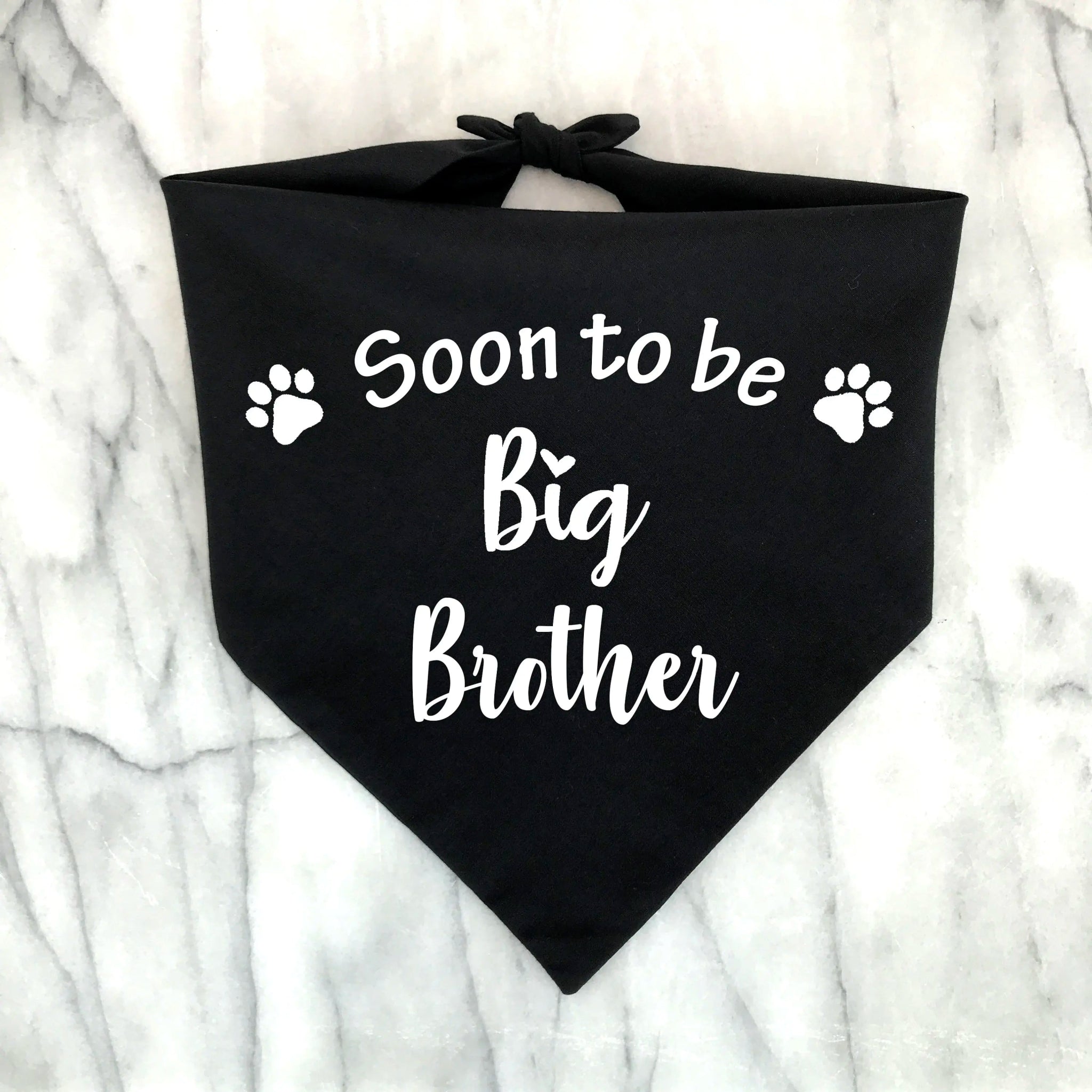 Bandana pour chien noir avec inscription blanche Soon to be Big Brother et pattes de chien