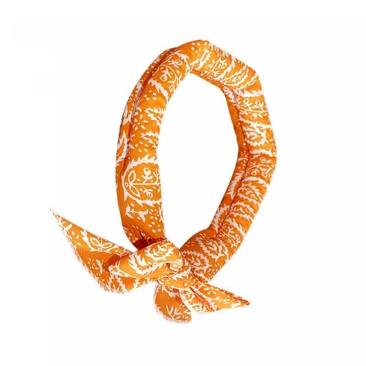 Bandana rafraîchissant pour chien couleur orange à motifs blancs signé Oscar et Plume