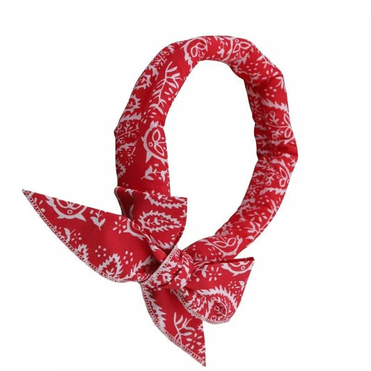 Bandana rafraîchissant pour chien rouge avec motifs blancs conçu par Oscar et Plume