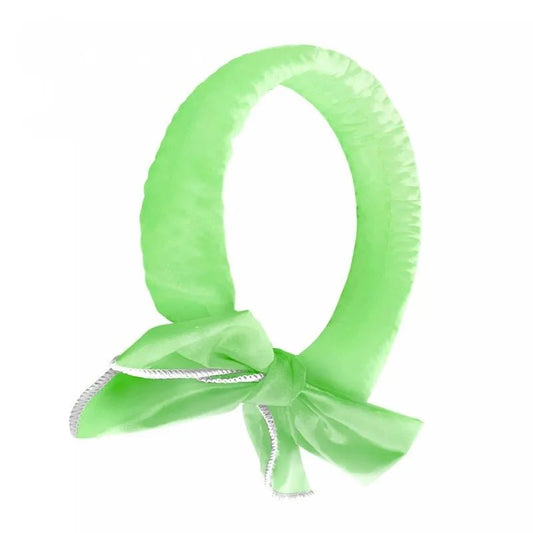 Bandana rafraîchissant pour chien de couleur verte avec finition argentée par Oscar et Plume