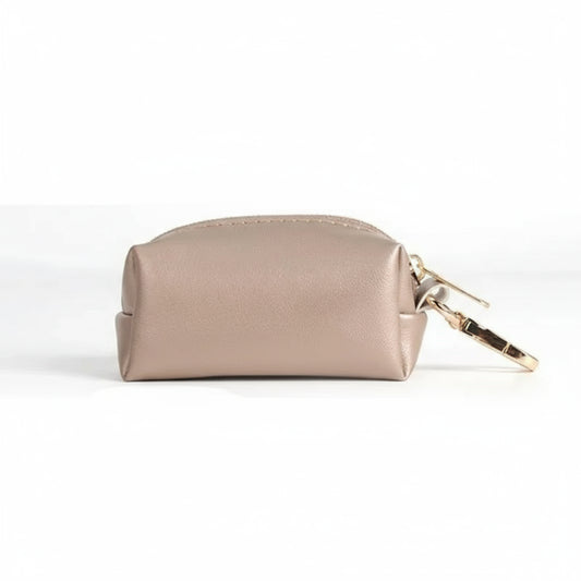 Distributeur sacs a crotte chien Oscar et Plume en cuir beige avec mousqueton doré pratique