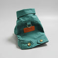 Charger l'image dans la visionneuse de la galerie, Blouson toile pour chien vert style classique avec fermeture bouton et anneau pour laisse
