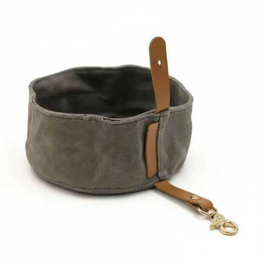 Bol pliable pour chien chat en gris avec une attache en cuir pour un transport facile