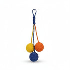 Boule à gratter pour chat tricolore suspendue en corde bleu, jaune et orange