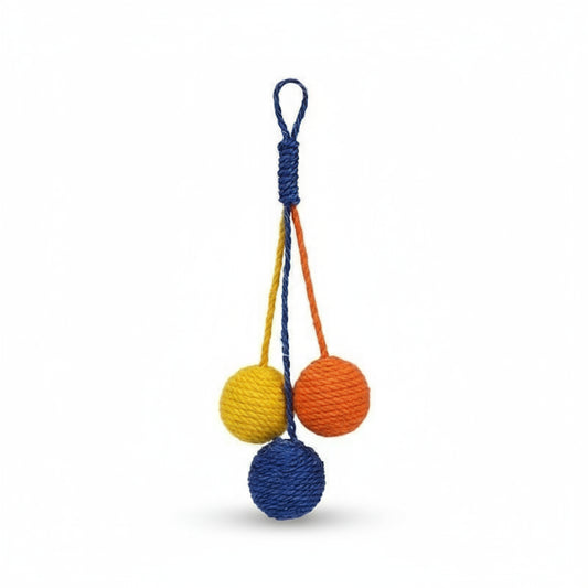 Boule à gratter pour chat tricolore suspendue en corde bleu, jaune et orange