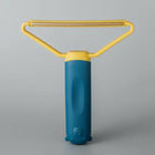 Brosse attrape poils chat et chien Oscar et Plume bleu et jaune pour éliminer les poils morts