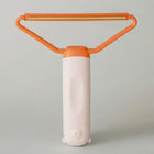 Brosse attrape poils chat et chien Oscar et Plume avec manche ergonomique orange et blanc