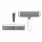 Brosse pour chien Oscar et Plume blanche et grise pour enlever poils et peluches