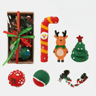 Coffret cadeau Noël pour petit chien contenant des jouets colorés et festifs pour animaux de compagnie