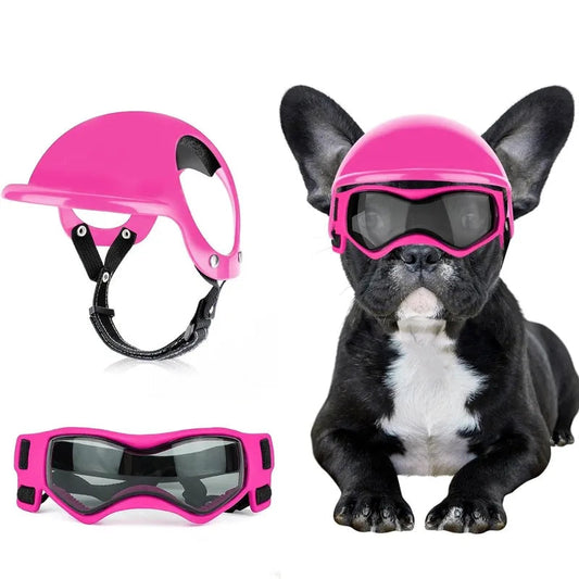Casque pour chien avec lunettes rose de la marque Oscar et Plume porté par un bouledogue français