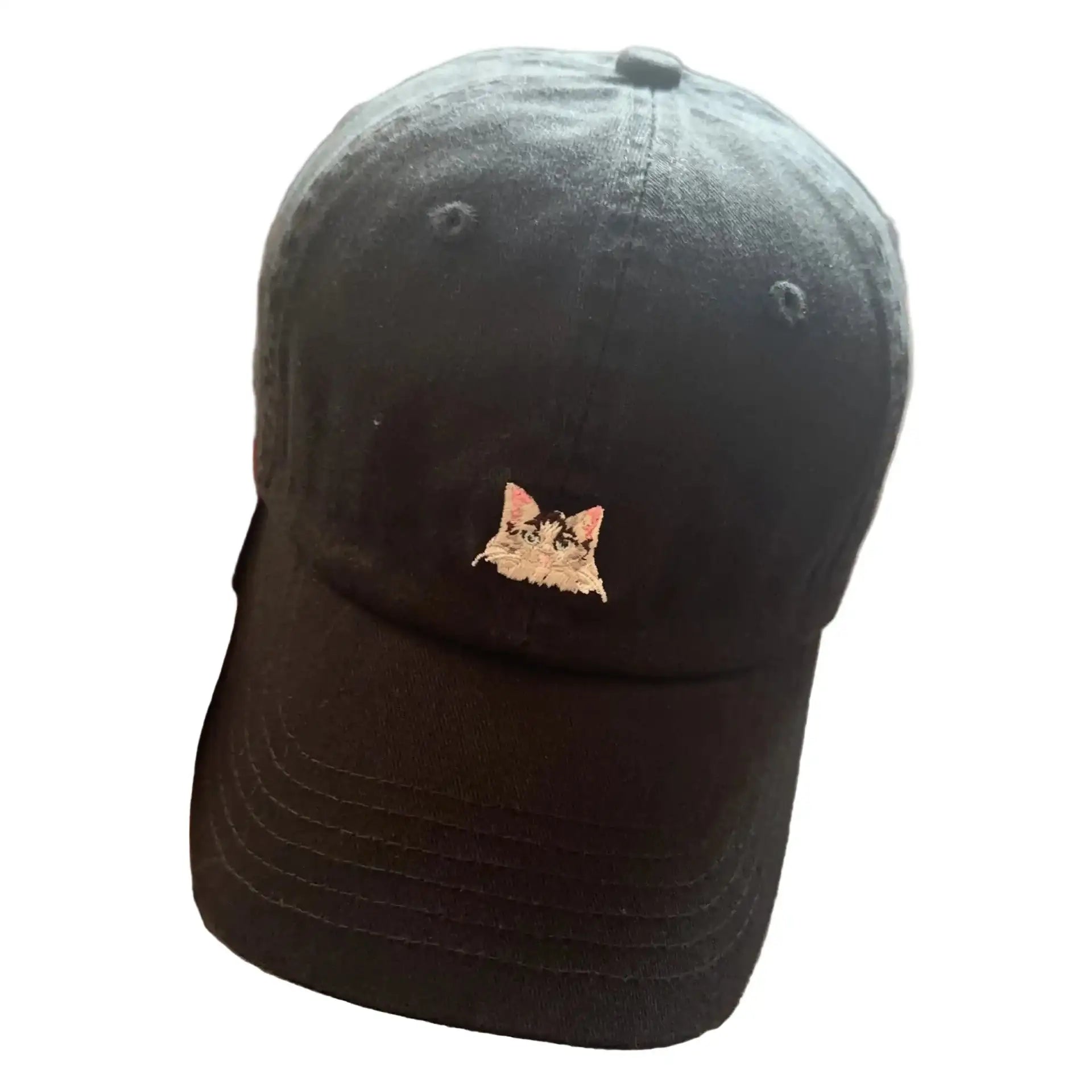 Casquette noire avec motif chat brodé sur le devant pour les amateurs d'accessoires félin