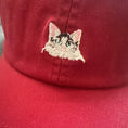 Load image into Gallery viewer, Casquette rouge avec motif chat brodé sur le devant pour un style amusant et tendance
