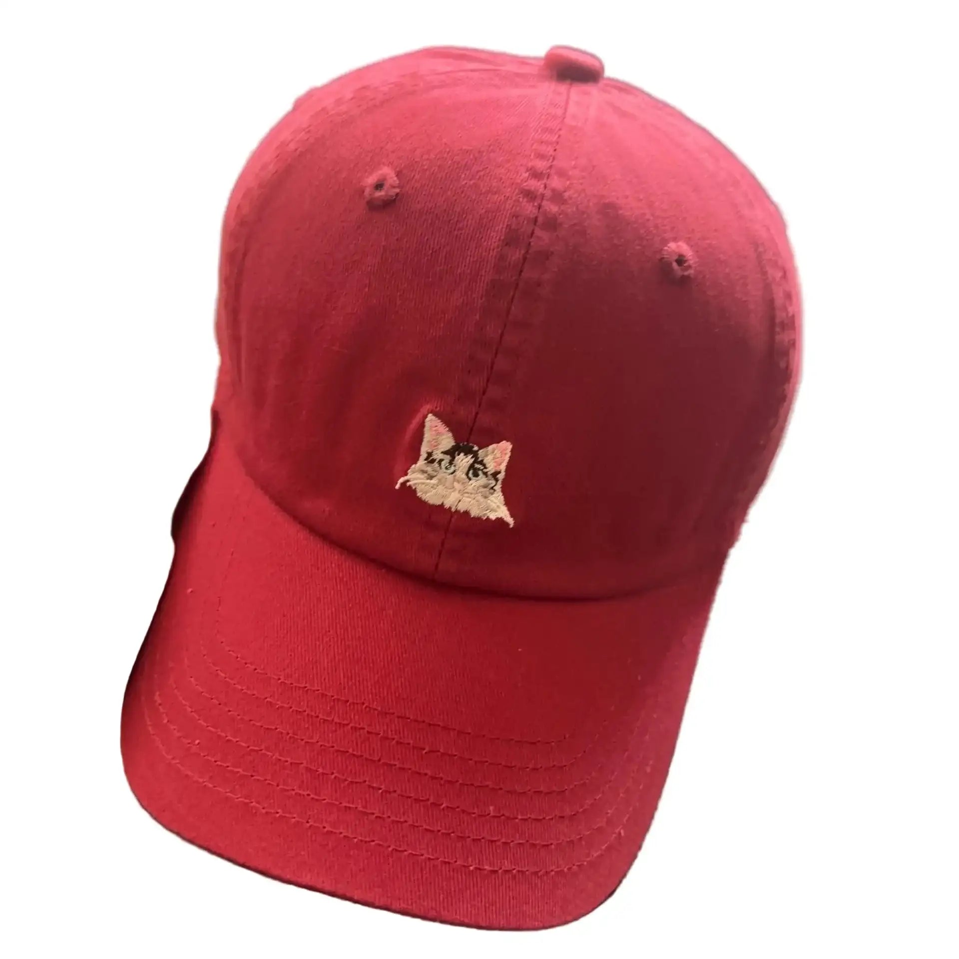 Casquette rouge avec motif chat brodé pour les amoureux des félins