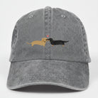 Casquette denim teckel avec illustration de deux teckels s'aimant sur le devant
