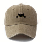 Casquette imprimé chat en couleur beige avec un design de chat noir et yeux jaunes