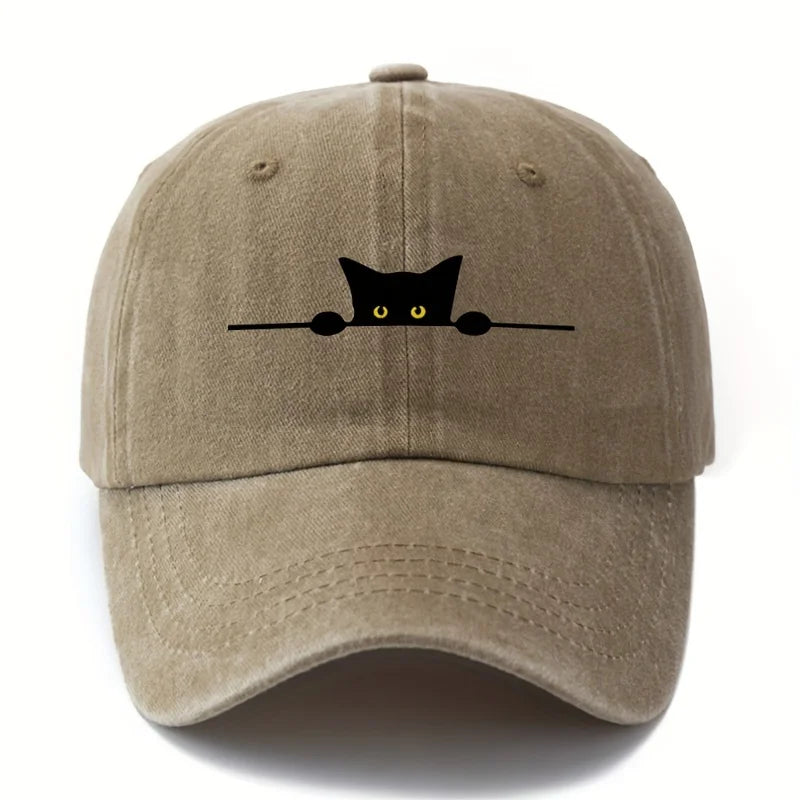 Casquette imprimé chat en couleur beige avec un design de chat noir et yeux jaunes