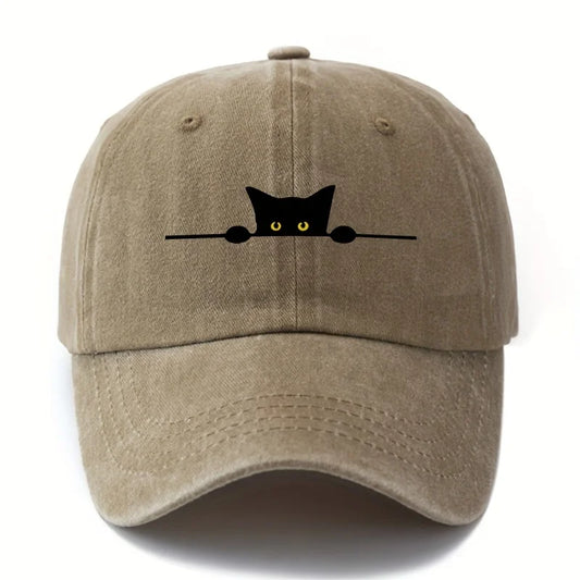 Casquette imprimé chat en couleur beige avec un design de chat noir et yeux jaunes