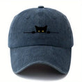 Cargar la imagen en la vista de la galería, Casquette imprimé chat avec un design de chat noir et des yeux jaunes sur un fond gris
