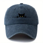 Casquette imprimé chat avec un design de chat noir et des yeux jaunes sur un fond gris