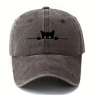 Casquette imprimé chat grise avec un design de chat noir aux yeux jaunes sur le devant