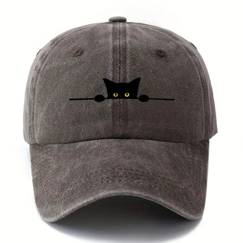 Casquette imprimé chat grise avec un design de chat noir aux yeux jaunes sur le devant