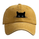 Casquette imprimé chat en couleur moutarde avec un motif de chat noir souriant