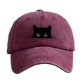 Charger l'image dans la visionneuse de la galerie, Casquette imprimé chat en bordeaux avec motif de chat noir aux yeux ronds sur le devant
