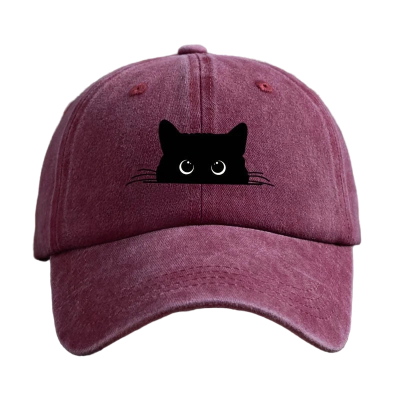 Casquette imprimé chat en bordeaux avec motif de chat noir aux yeux ronds sur le devant
