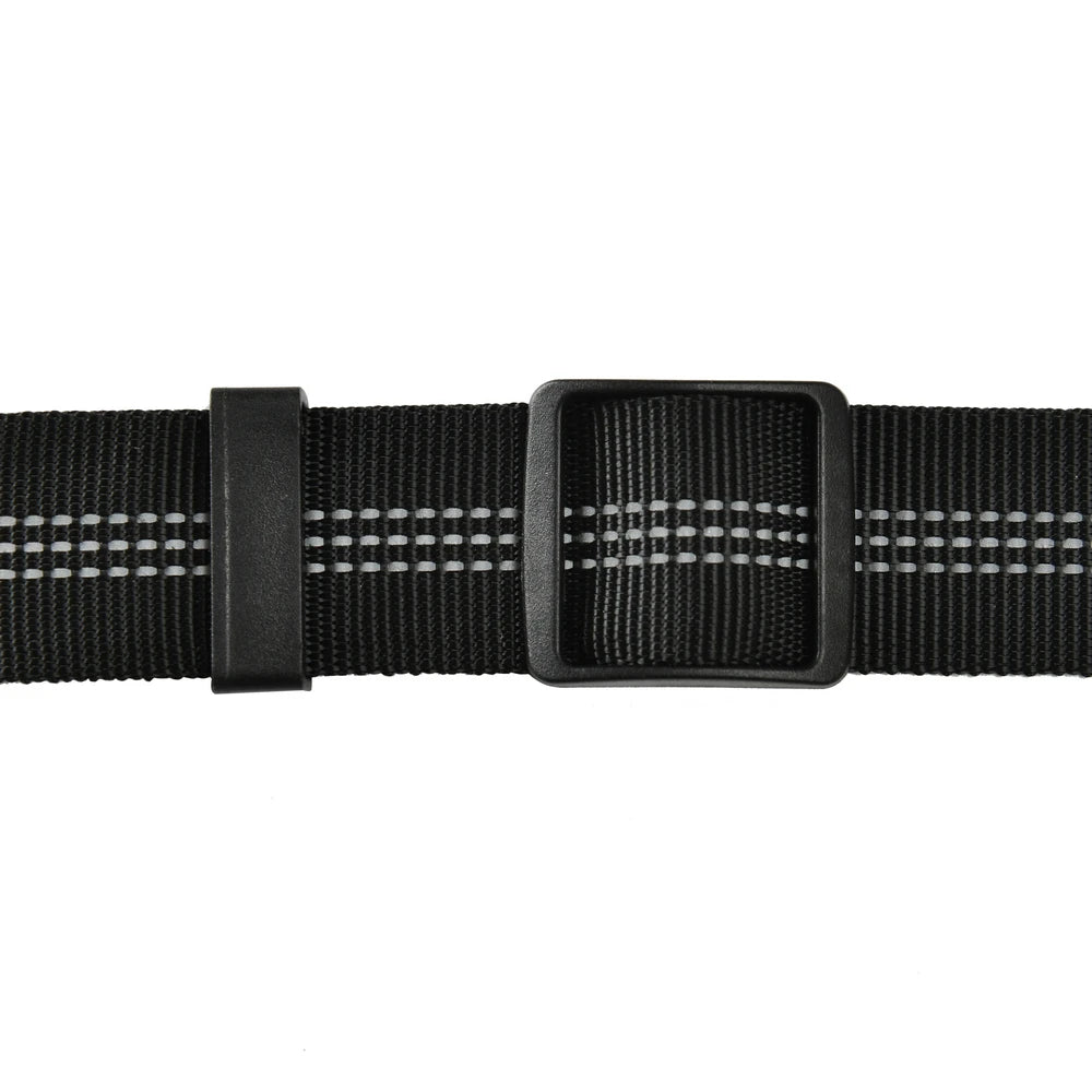 Détail d'une ceinture de sécurité pour chien noire avec bandes réfléchissantes et boucle réglable