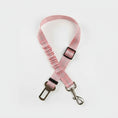Charger l'image dans la visionneuse de la galerie, Ceinture de sécurité pour chien rose avec clip métal pour fixation en voiture par Oscar et Plume
