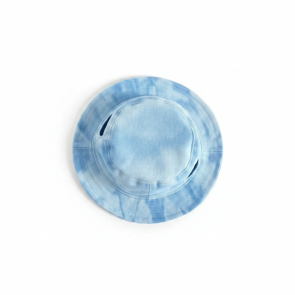 Chapeau pour chien bleu clair avec un design tie-dye pour les journées ensoleillées