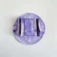 Carica l'immagine nel visualizzatore della galleria, Chapeau pour chien en violet tie-dye, léger et confortable pour les journées ensoleillées
