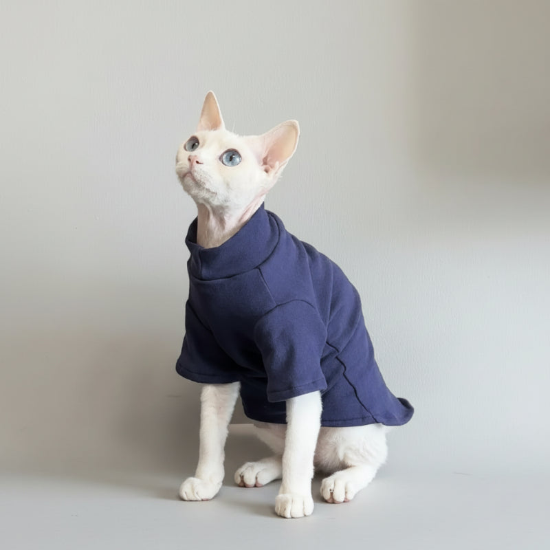 Sweat confortable pour chat en bleu marine avec col montant et coupe ajustée