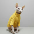 Load image into Gallery viewer, Un chat Sphynx portant un sweat confortable pour chat de couleur jaune, idéal pour garder votre animal au chaud
