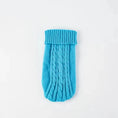 Carica l'immagine nel visualizzatore della galleria, Pull élégant pour teckel en tricot bleu vif avec un design côtelé et torsadé.
