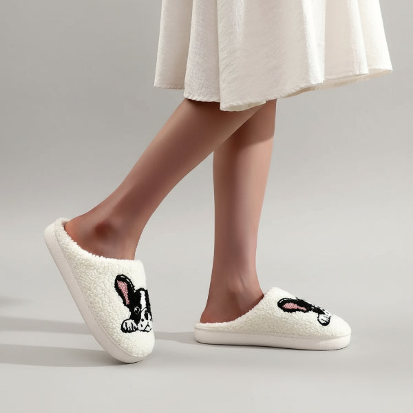 chaussons bouledogue français en fausse fourrure blanche Oscar et Plume mule doublée peluche motif bouledogue