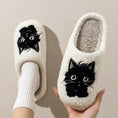 Cargar la imagen en la vista de la galería, chaussons imprimé chat en peluche crème avec motif chat noir, intérieur doux et semelle antidérapante Oscar et Plume
