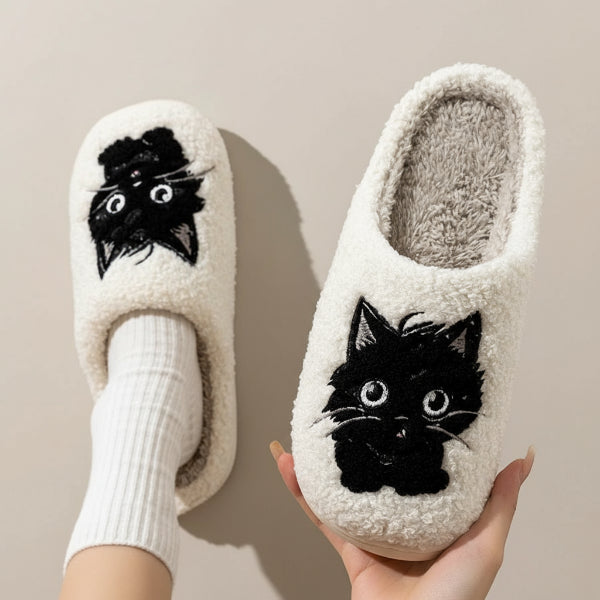 chaussons imprimé chat en peluche crème avec motif chat noir, intérieur doux et semelle antidérapante Oscar et Plume
