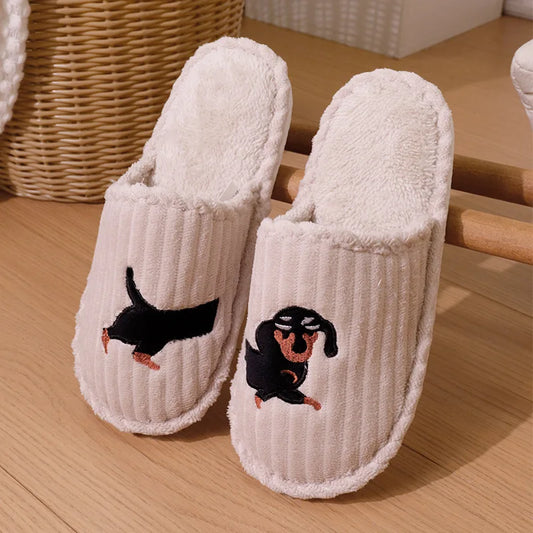 Chaussons motif chien teckel en peluche avec design amusant et confort douillet.