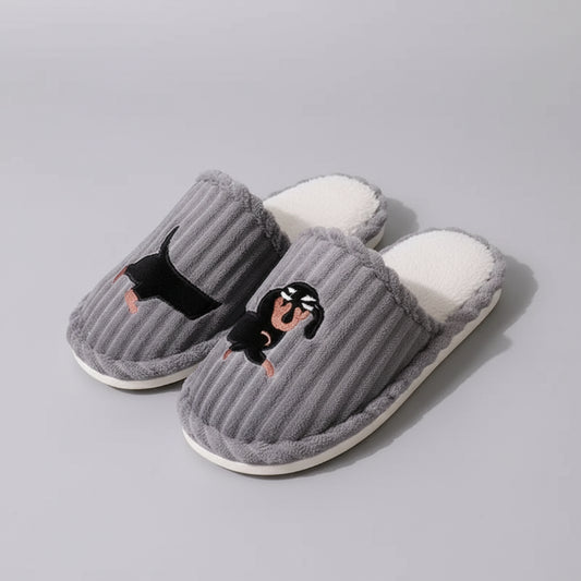 Chaussons motif chien teckel en gris avec design brodé pour un confort douillet à la maison